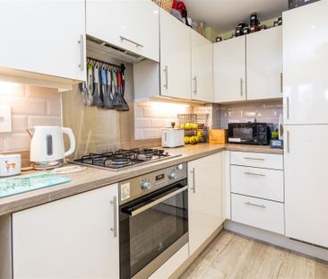 3 bed House - Semi-Detached To Let - Photo 3