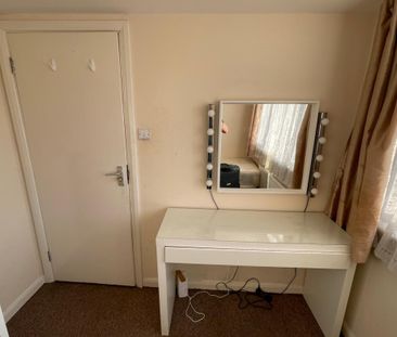 Light-Filled Double Room for Rent – Great Transport Links – Warren ... - Photo 3