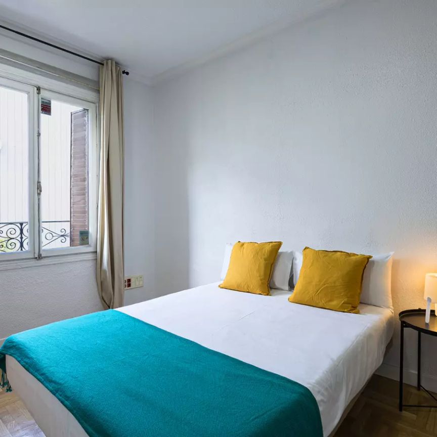 Cozy room in a 15-bedroom apartment in Moncloa - Photo 1