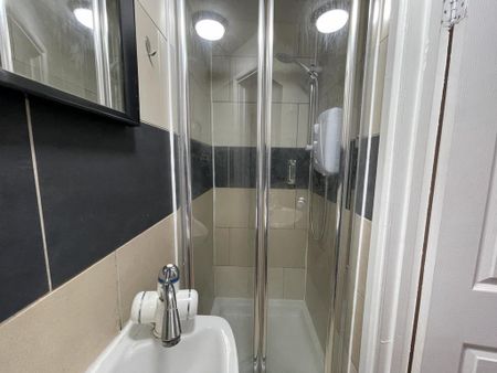 1 bedroom in a house share to rent - Photo 5