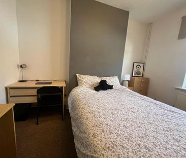 4 bedroom terraced house to rent - Photo 3