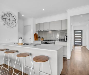 Modern Townhouse Living in a Convenient Werribee Location - Photo 1