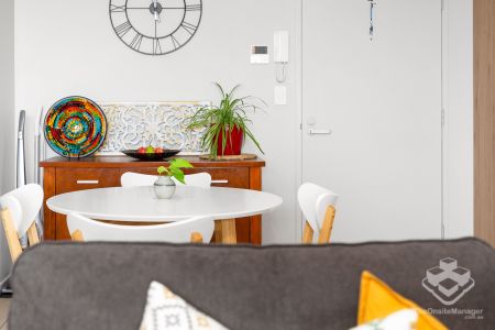 Stylish One-Bedroom Apartment with Spacious Balcony in the Heart of Newstead - Photo 4