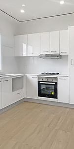 Renovated Three Bedroom House - Photo 4