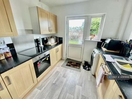 3 bedroom semi-detached house to rent - Photo 5