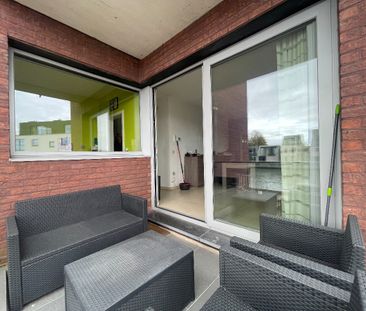 Ruim appartement met 2 kamers, terras en zicht op het water - Photo 1