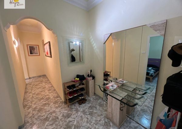 FOR RENT: COMFORTABLE APARTMENT IN RUZAFA, ACROSS FROM THE PARK!!!