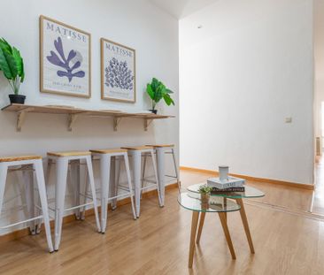 Room with a balcony in Redondilla Street - Photo 1