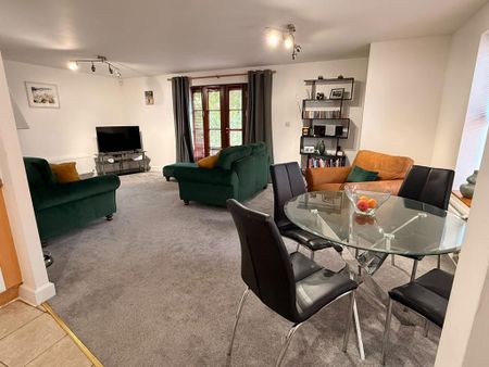 2 bedroom flat to rent - Photo 2