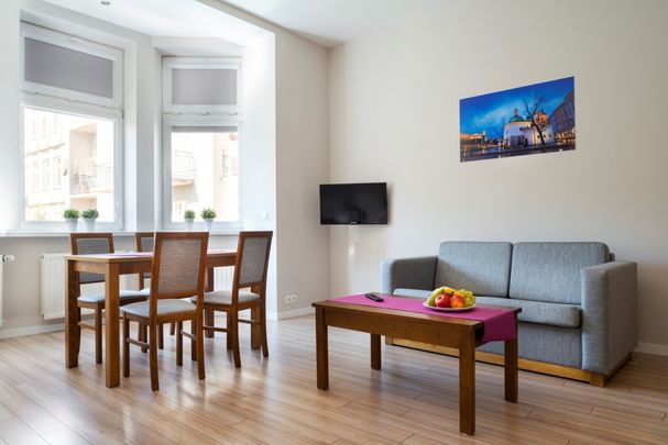 Apartament w klimatycznej kamienicy - Zdjęcie 1