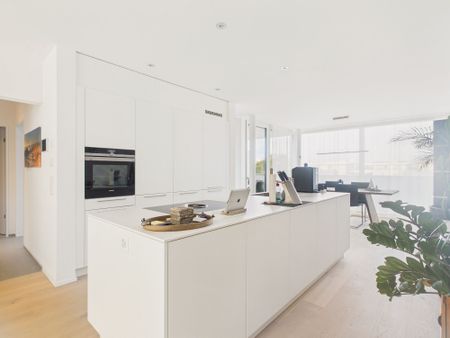 Luminous 2.5-room apartment with large terrace in Staad - Photo 3