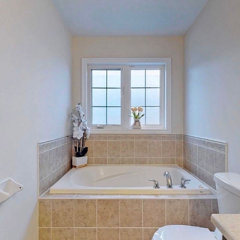 For Lease - 625 Sweetwater Crescent, Newmarket, Ontario - Photo 1