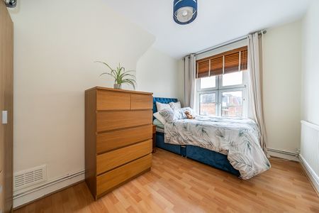 3 bedroom flat to rent - Photo 4