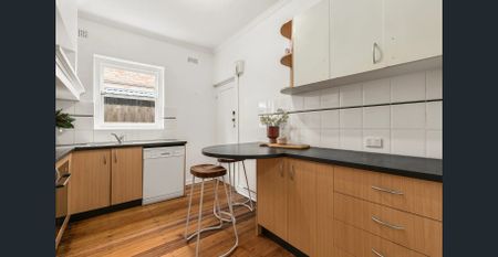 Art Deco Elegance in a Lifestyle Setting - Photo 4