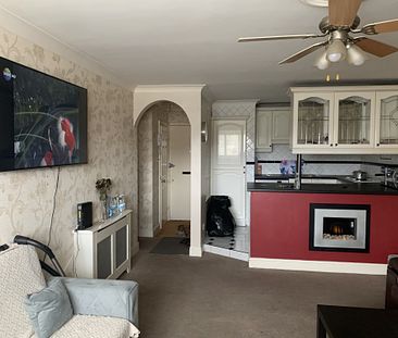 LONG LET. Bright and Spacious 1 Bed Flat Offers Generous Size Living Space with Neutral Interior. Great Location. - Photo 2