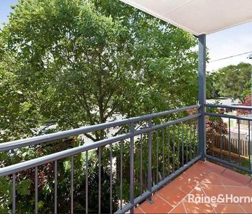 Fully Furnished Townhouse - Perfect for University - Photo 2