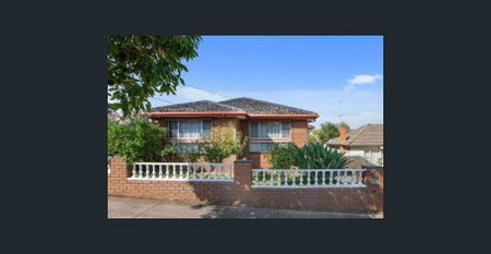 Comfortable Home in a Convenient Essendon Pocket - Photo 3
