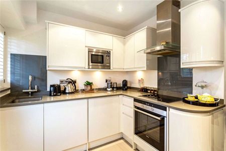 A stunning three bedroom ground floor apartment on Richmond Hill - Photo 4