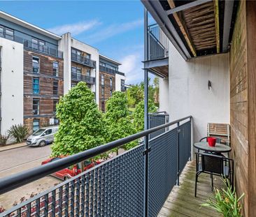 A bright one bedroom flat with a private balcony and underground pa... - Photo 6