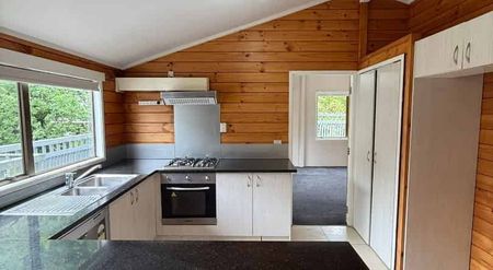 4 Bedroom House Available Now in Totara Heights (Water included in Rent) - Photo 4