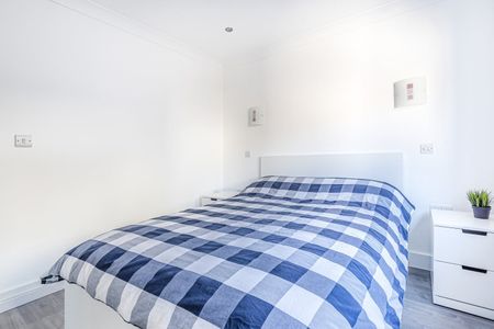 Waverley Crescent, London, SE18 - Photo 3