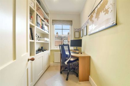 A beautifully presented two bedroom mansion block flat. - Photo 2