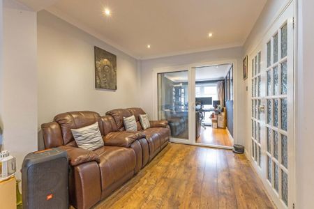 4 bedroom semi-detached house to rent - Photo 5