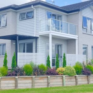 3 Bedrooms, 2 Bathrooms in Flagstaff - Photo 2