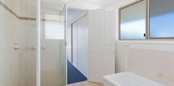 Spacious 3 Bedroom Townhouse - Photo 2