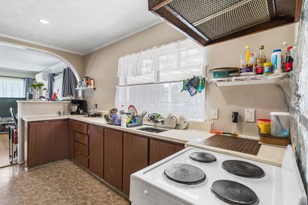 Spacious Home - Unbeatable Location - Photo 2