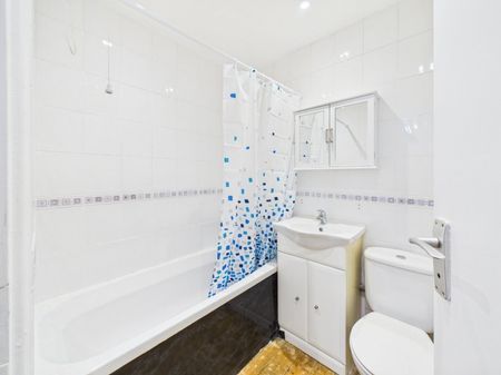 Shellfield Close, Staines-upon-Thames, Surrey,TW19 - Photo 3