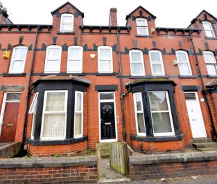 4 bedroom House in Walmsley Road, Leeds - Photo 1