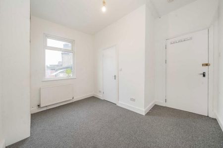 4 bedroom flat to rent - Photo 3
