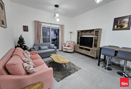 Vacant| Spacious Layout| Furnished - Photo 3