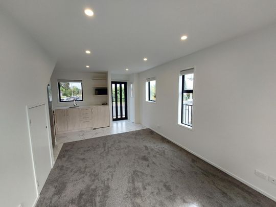 Stunning Townhouse - Photo 1