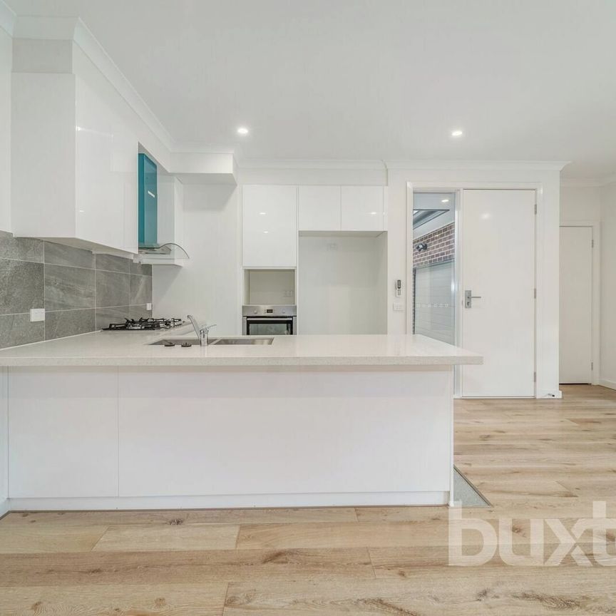THREE BEDROOM TOWNHOUSE - Photo 1