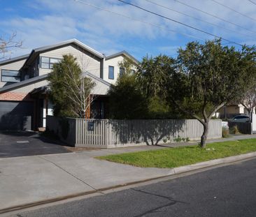 4BR 2 LIVING FAMILY HOME IN PRIME LOCALE! - Photo 4