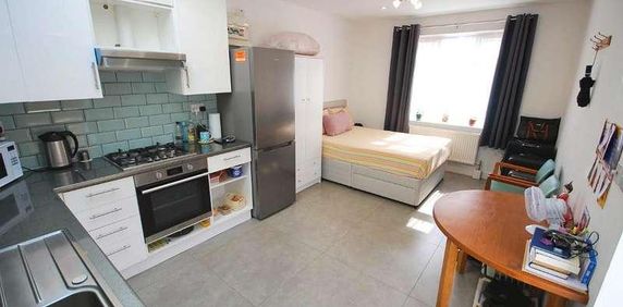 St James Gardens, Wembley, Middlesex, HA0 - Photo 2