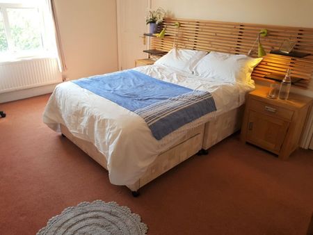 6 bedroom, 1 en-suite house *parking* - Photo 4
