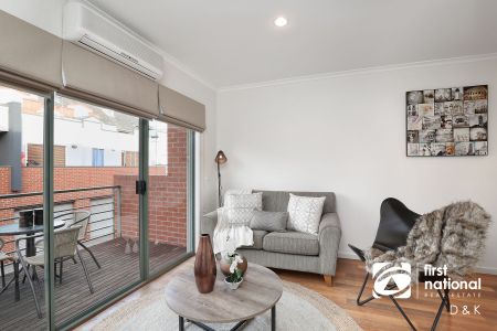 Stylish Three-Storey Townhouse in Prime Location! - Photo 3