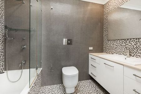 Charming Three Bedroom Terrace with Two Bathrooms, Parking for Two & Private Courtyard - Photo 4