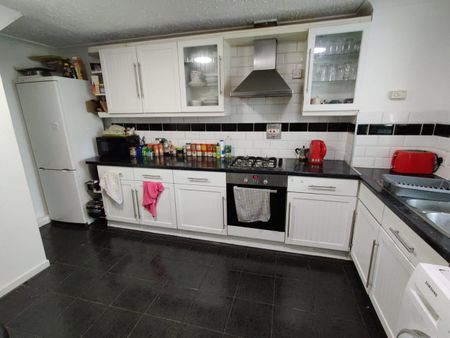 4 Bed Flat, Howcroft House, E3 - Photo 3