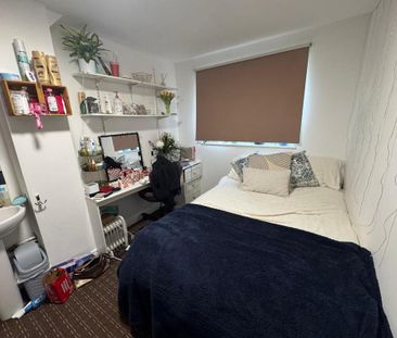 8 bedroom semi-detached house to rent - Photo 3