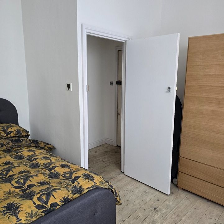 2 Bed Flat, London, W3 - Photo 1