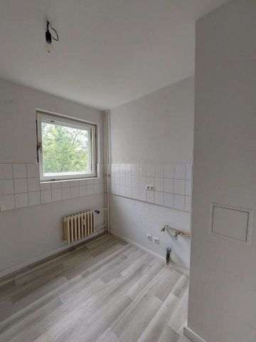 Einziehen und Wohlf&uuml;hlen: Gepflegte 2,5-Zimmer-Wohnung mit Loggia sucht Sie! Ab sofort! - Photo 2