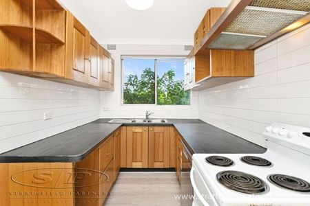 Bright 2 bedroom unit - Photo 4