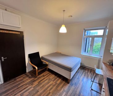 Studio Flat, Fulham Palace Road, W6 - Photo 2