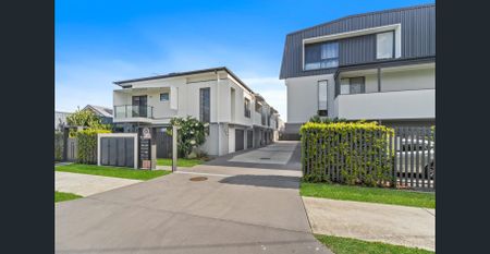Stylish, near-new, 3-bed townhome with courtyard - Photo 2