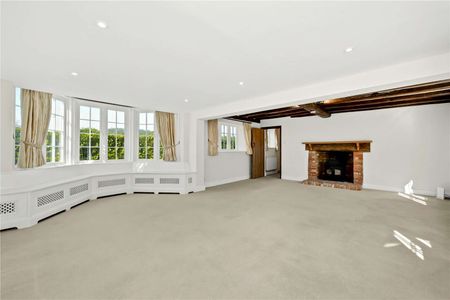 A period five bedroom farmhouse offering spacious country living. - Photo 3