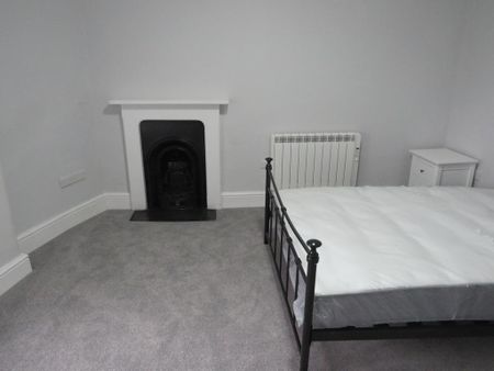 1 bedroom in a flat share to rent - Photo 2